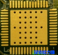 這是最不好的通孔設(shè)計(jì)，貫穿通孔直接擺放于QFN的接地散熱墊上，制造上無法確保其錫量，也就無法確保焊接良好。