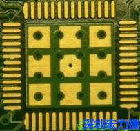 這個(gè)通孔的設(shè)計(jì)勉強(qiáng)可以接受，只剩下正中間一個(gè)通孔沒有塞孔，而且孔徑也變小了。