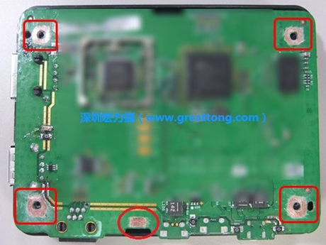手動去綠漆。使用傳統(tǒng)的刀片去除綠漆后的效果。