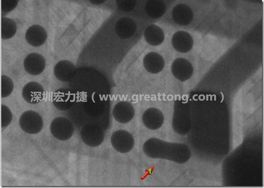 BGA因為焊墊變小，造成錫膏過多而最終形成焊接短路的結(jié)果。