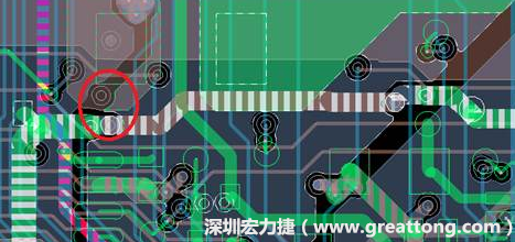 慢慢確認CAF發(fā)生的位置后，可以配合Gerber查看PCB的結構是否有通孔太近或是線路太近的問題。