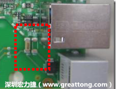 有人認(rèn)為電容旁邊已經(jīng)有螺絲將電路板固定于機(jī)殼上了，不應(yīng)該發(fā)生電路板彎曲的現(xiàn)象才對(duì)。