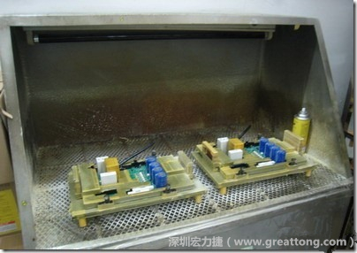 使用噴涂(Spraying)方式作業(yè)conformal coating時(shí)，需設(shè)備抽真空的設(shè)備，否則噴涂的物質(zhì)會(huì)飄散到空氣當(dāng)中，影響人體的健康。
