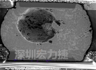 錫球氣泡大到足以影響到焊接的品質，下圖是錫球切片后的剖面，可以很明顯看到氣泡已經有錫球的 1/3 大了