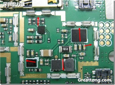 圖中顯示一塊電路板使用這種屏蔽夾(shielding clip)的實(shí)例?；旧衔覀?cè)趶澖堑牡胤蕉荚O(shè)計(jì)擺放了一個(gè)屏蔽夾，這樣可以讓作業(yè)員比較方便安裝屏蔽罩(shielding can)時(shí)的對(duì)位準(zhǔn)確。然后在其他沒(méi)有屏蔽夾的地方也設(shè)計(jì)了一些接地的布線，一來(lái)可以稍微提升屏蔽罩的電磁隔絕能力，另一方面也可以為屏蔽夾無(wú)效時(shí)，馬上可以更改為屏蔽框，而無(wú)需要重新設(shè)計(jì)電路板。