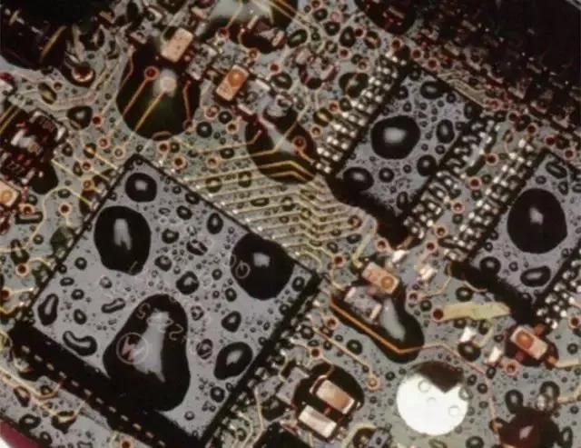 經(jīng)過(guò)涂覆工藝后的PCB，在表面形成透明的保護(hù)膜，能有效防止水珠和潮氣侵入，避免漏電和短路。